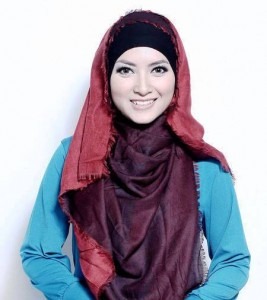 Hijab Menutup Dada Dua Warna Feminin