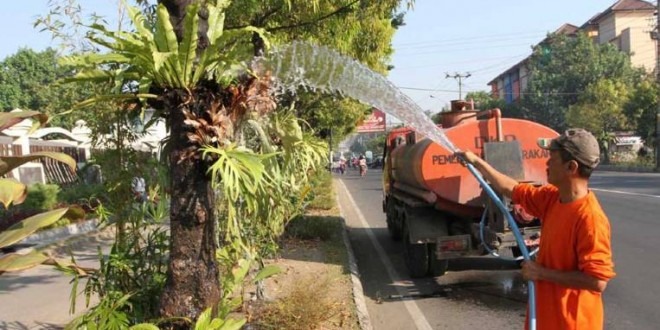 Kewalahan Menyiram Taman, Diskamtam Bandung Akan Tambah Tiga Mobil Tangki