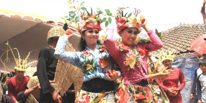 Buang Sial di Perang Tomat