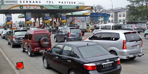 Kerap Terjadi Penumpukan, Gerbang Tol Pasteur Tiket Secara Manual