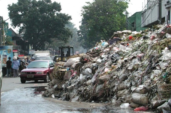 Sampah Meluber Ke Jalan