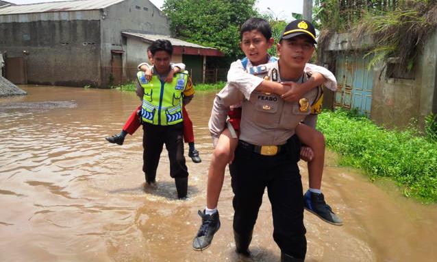 Personel Polisi Gabungan Evakuasi Korban Banjir