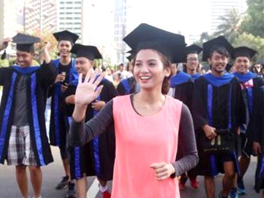 Acha Septriasa Joging Pakai Toga