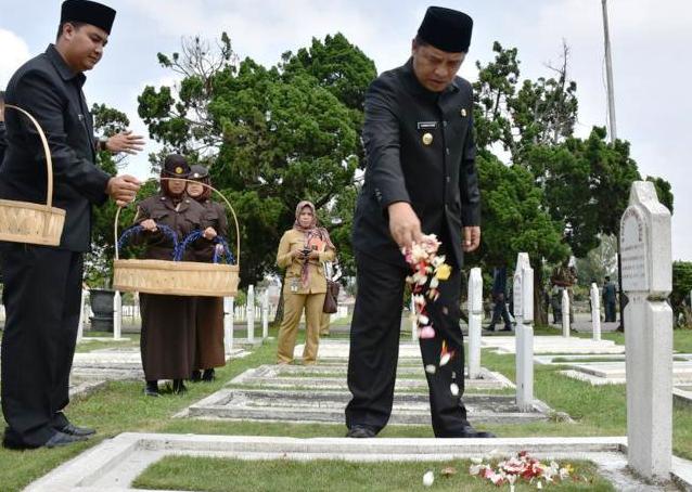 Ziarahi Makam Mantan Bupati, Kang DN Terima Banyak Nasehat dari Para Senior