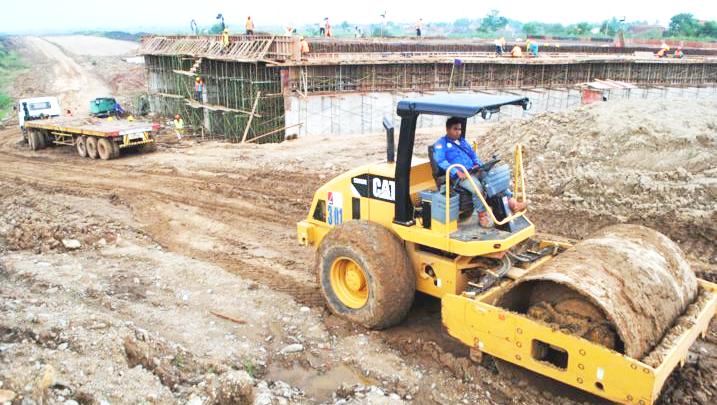 Para Supplier Tanah Urugan Tol Seroja Mogok