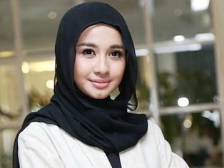 Laudya Cynthia Bella Keliru Masuk Mobil