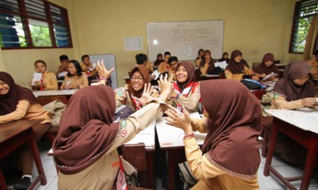 Salurkan Dana BOS SMA/SMK