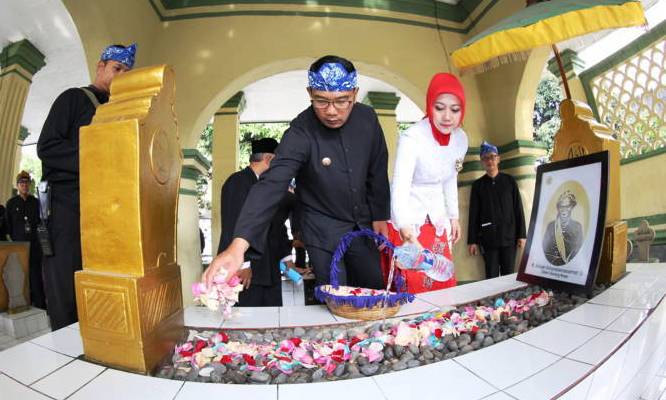 Emil Ziarahi Makam Para Pendiri Kota Bandung