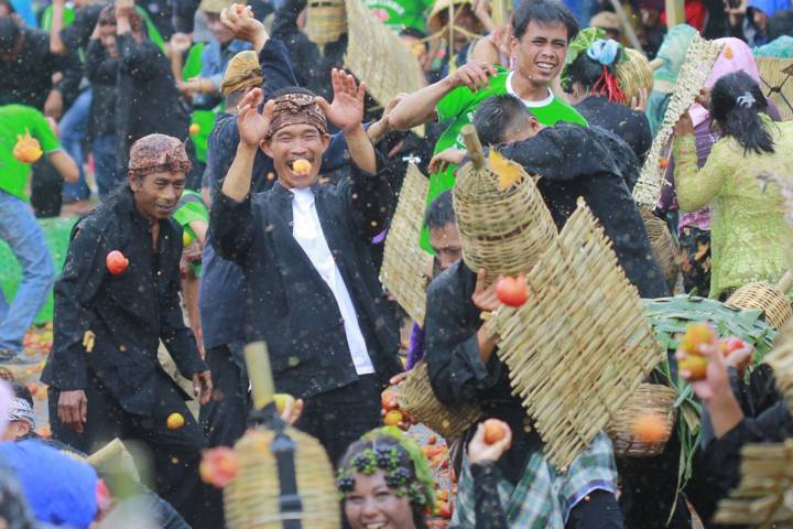 Perang Tomat sebagai Wujud Syukur