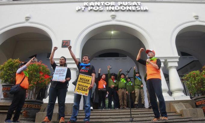 Karyawan Pos Indonesia Bersih-bersih Sampah