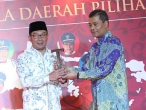 Emil Raih Kepala Daerah Teladan