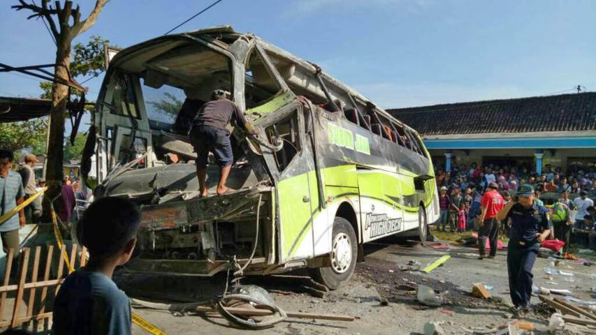 Di Cipali Sundul Truk, di Magelang Bus Terguling