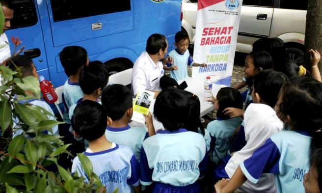 Berikan Edukasi Narkoba Melalui Mobil Biru