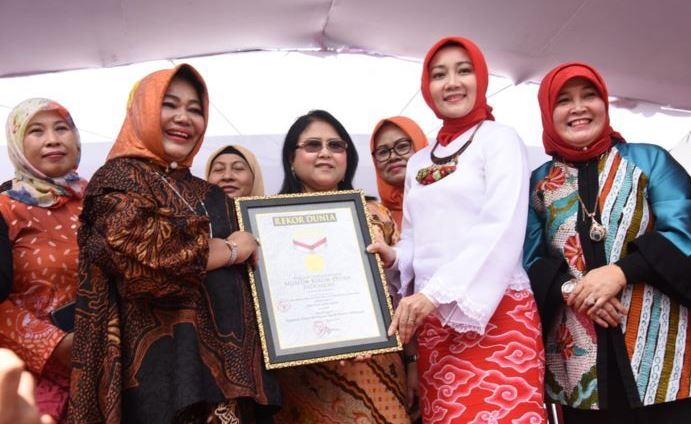 Pecahkan Rekor 5.000 Busana Batik Terbanyak