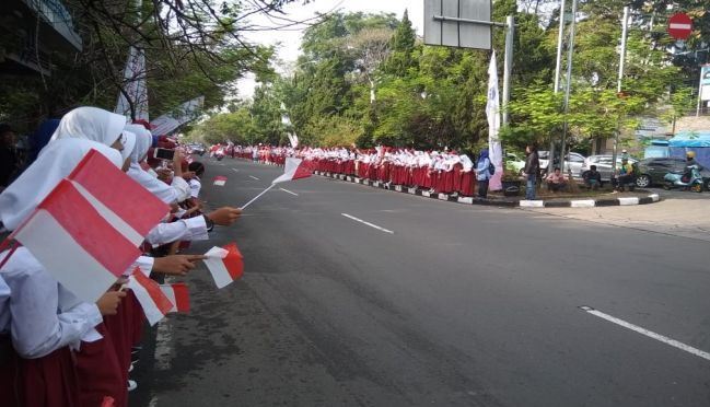 Jokowi Disambut Ratusan Anak SD di Kota Bandung