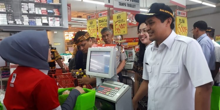 Kurangi Sampah, Pusat Perbelanjaan Diminta Hentikan Penggunaan Kantong Plastik