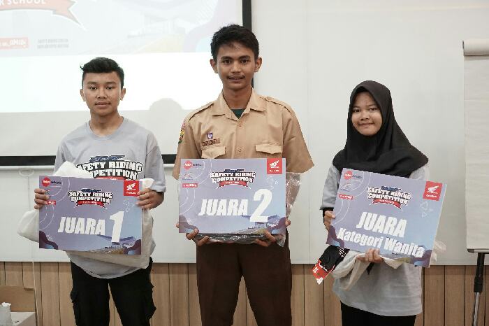 Siswa- Siswi SMK di Jawa Barat Adu Skill Berkendara di Honda BeAT Safety Riding Competition for Student