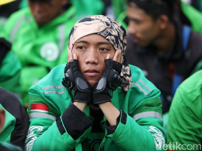 Imbas Kerja dari Rumah, Orderan Ojek dan Taksi Online Turun