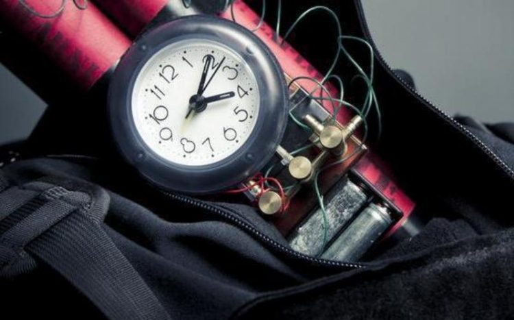 Ledakan Bom Rakitan yang di Lemparkan ke Sebuah Mobil Mewah