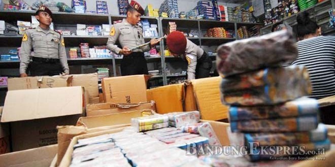 Amankan Ribuan Petasan dan Miras