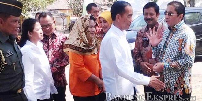 Jokowi Serahkan 5000 Kartu BPJS Ketenagakerjaan