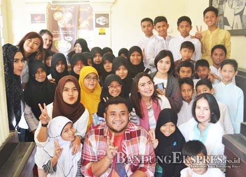 Bagi 1.000 Tajil Bersama Anak Yatim