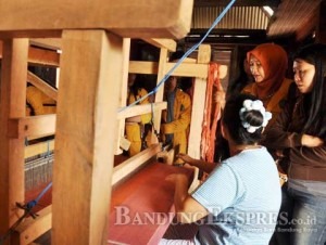 Penjualan Sarung Sepi Banyak Perajin Gulung Tikar