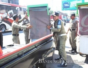 Adu Mulut Satpol-PKL saat Razia