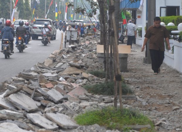 Perbaikan Trotoar Jalan Asia Afrika kembali Dilanjutkan