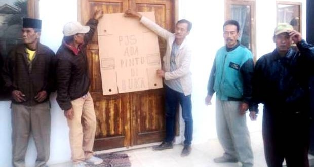 Aparat Gembok Kantor Desa