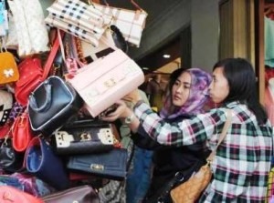 Rupiah Terpuruk, Omset Pedagang Pasar Baru Anjlok