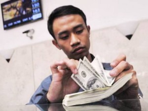 Terpuruk, Rupiah Tembus Rp 14.000