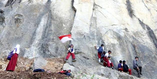 Kibarkan Bendera di Tebing Hawu
