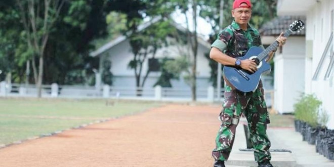 Ganti Baret Merah Jadi Topi Merah dan Gitar