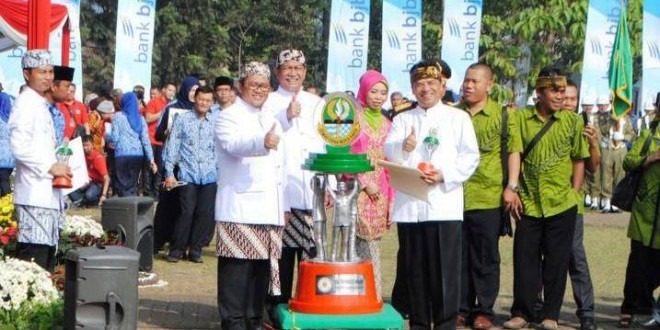 Gubernur Tebar 105 Penghargaan