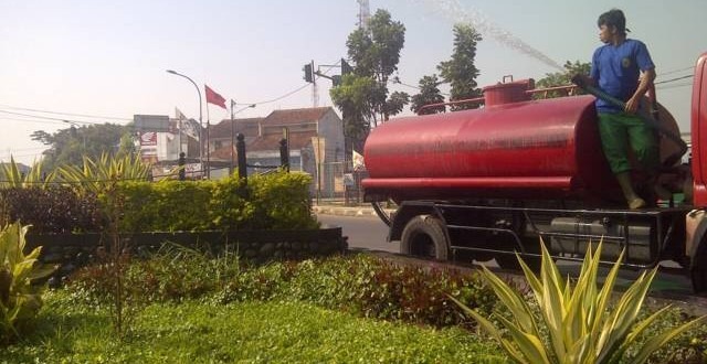 UPTD Kelabakan Siram Taman