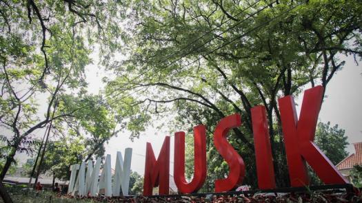 Taman Musik Dilempari Bom Molotov