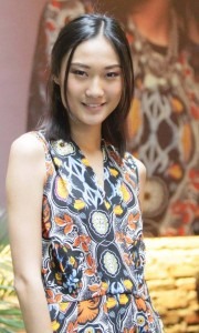 Ayu Gani : Kacamata Jadi Obat Cantik