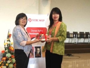 OCBC NISP Donasikan 1.750 Buku Proklamator