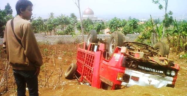 Truk Minuman Soda Terguling