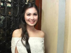 Sandra Dewi Gunakan Gaun Yang Fit di Badan