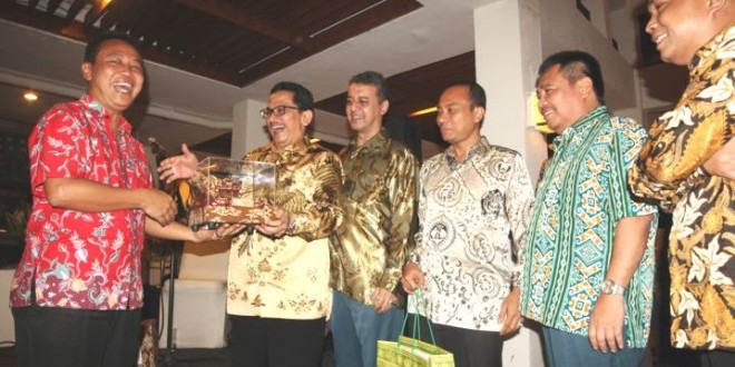 Kacab Bandung Jahit Baju Pemberian 10 Tahun Lalu