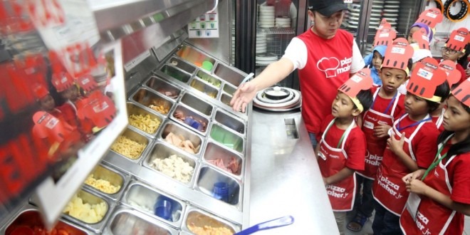 100 Anak Belajar Cara Membuat Pizza