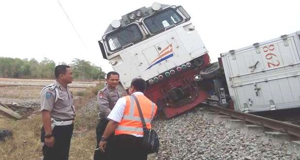 KA Argo Bromo Hantam Truk