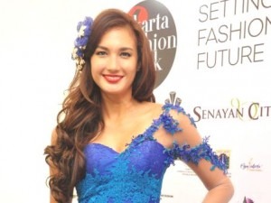 Begini Cara Nadine Chandrawinata Abadikan Momen Travelingnya