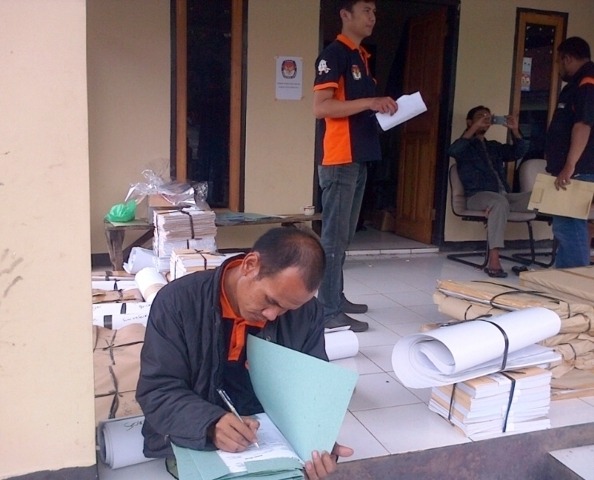 Kirim Bilik dan Kotak Suara ke PPS