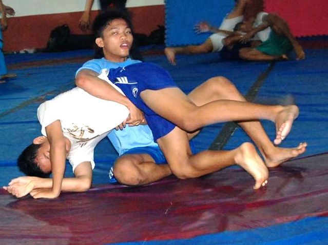 Naik Tambang untuk Kuatkan Otot