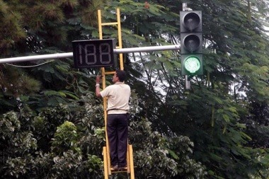 Lampu Lalu Lintas Rusak, Terbakar dan Dicuri