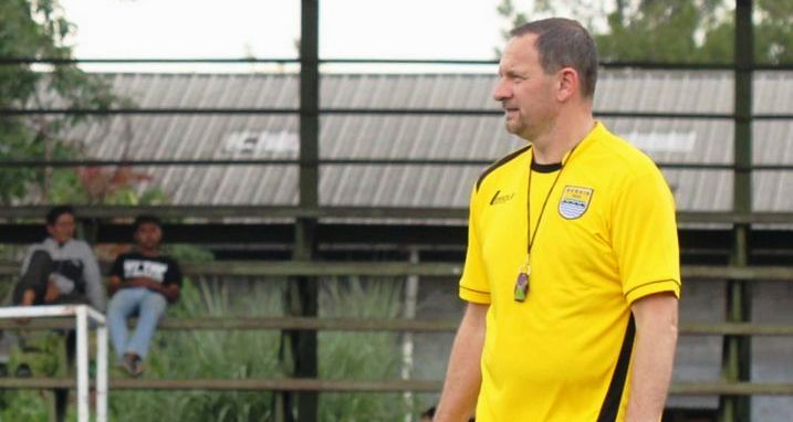 Dejan Masih Berburu Pemain Asing