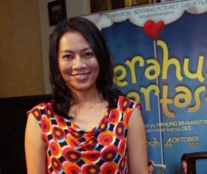 DEWI ’’DEE’’ LESTARI Istirahat Satu Tahun